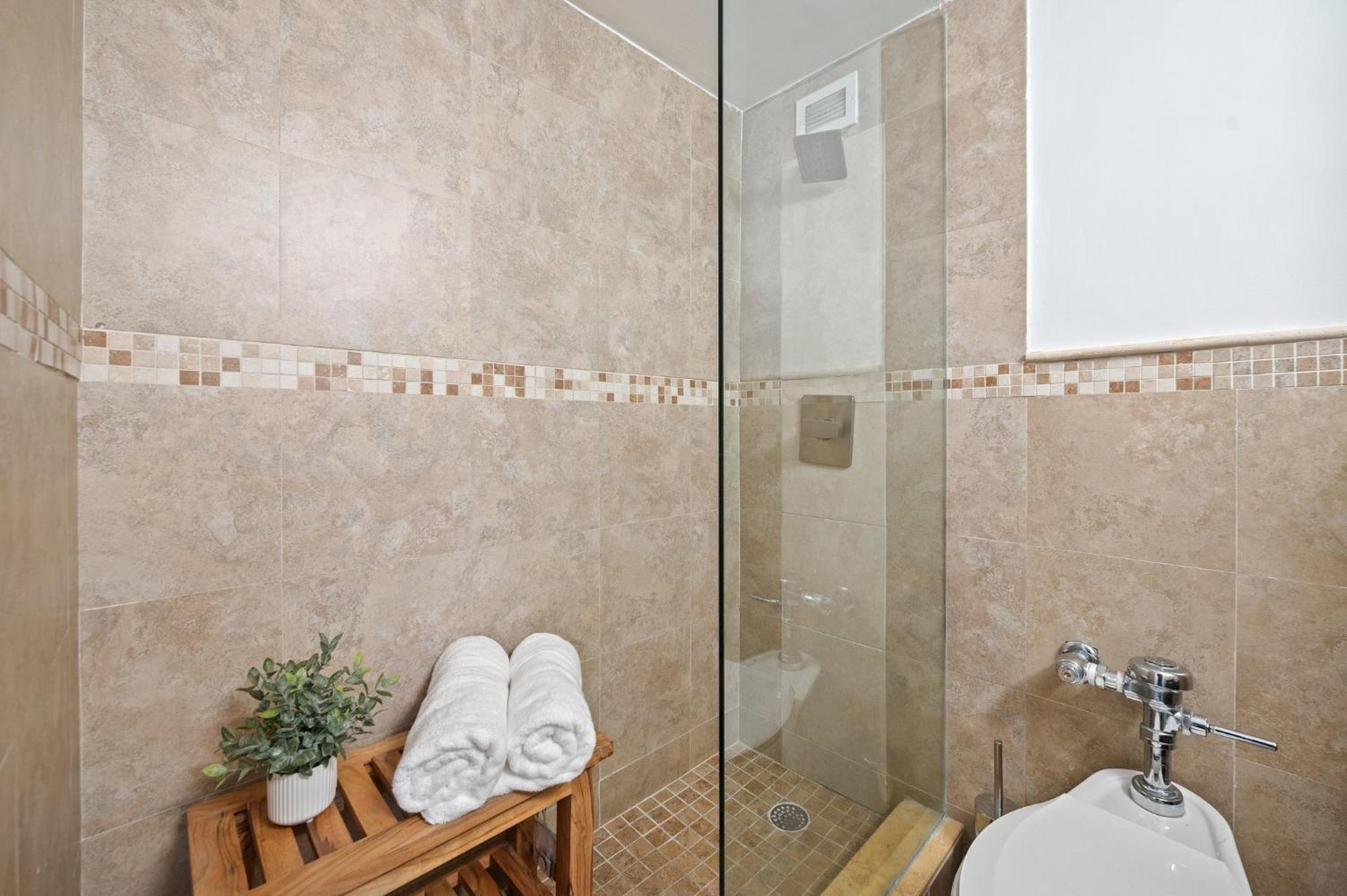 Front 2 Bed - Pool & Tiki Bar Fort Lauderdale